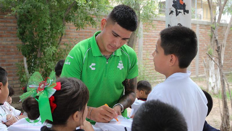 Club Santos obsequia útiles escolares en Primaria Francisco I. Madero